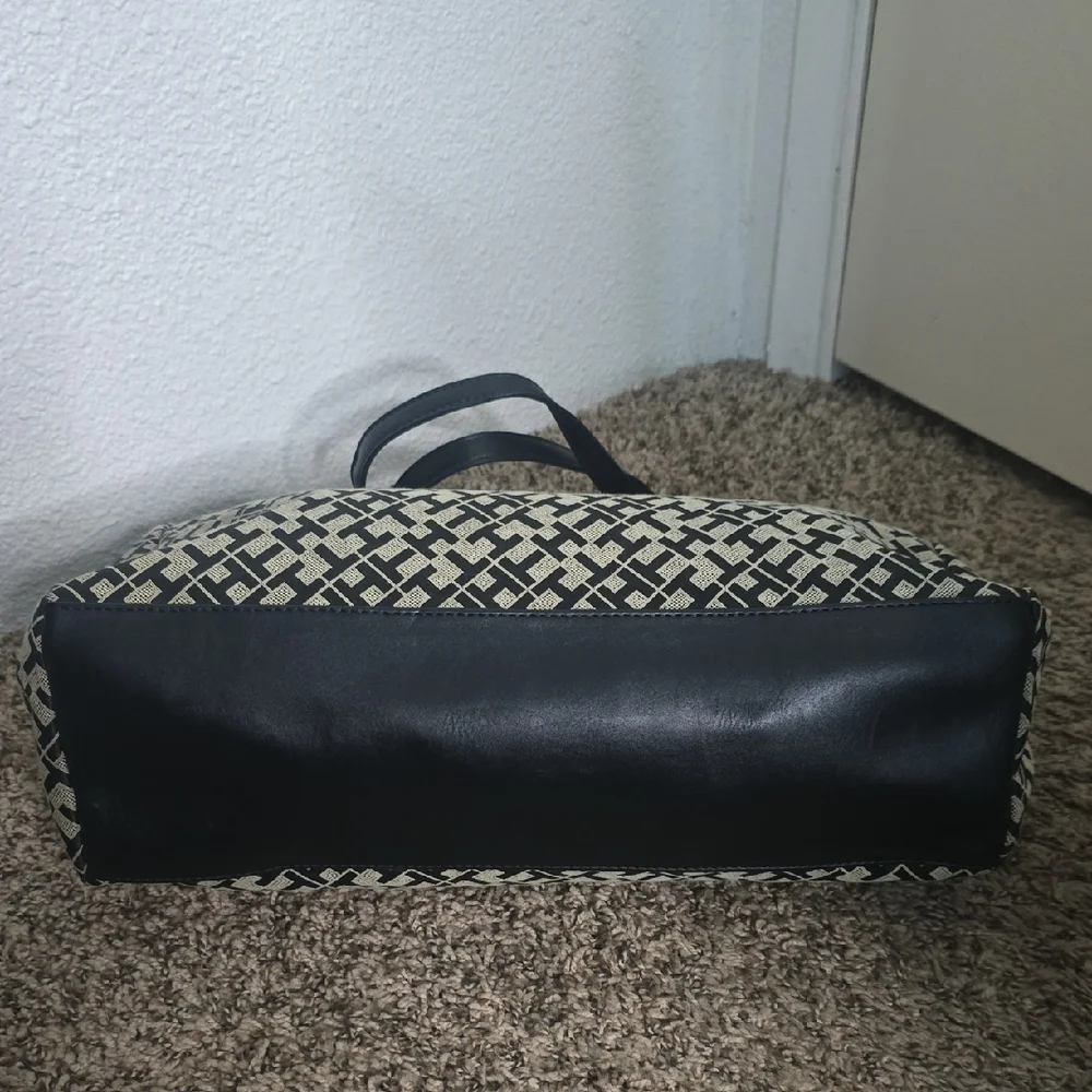 Tommy Hilfiger TH Patterned Black & Tan W/ Gold Hardware Large Tote (EUC)✨️🖤✨